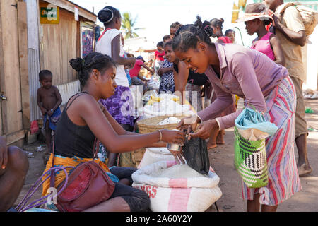 Mercato settimanale a Belo sur Tsiribihina, Menabe, regione occidentale del Madagascar, Africa Foto Stock