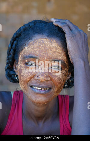 Donna locale a Bekopaka village, Tsingy de Bemaraha National Park, regione Melaky, occidentale del Madagascar, Africa Foto Stock