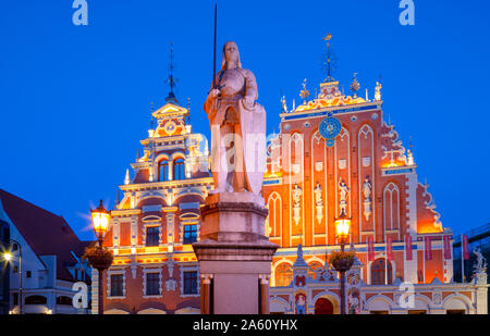 Statua di Rolando, Casa delle Teste Nere e Schwab House al tramonto, la Town Hall Square, Città Vecchia, sito Patrimonio Mondiale dell'UNESCO, Riga, Lettonia, Europa Foto Stock