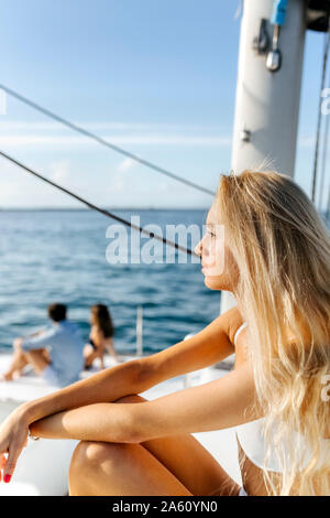 Tre giovani amici godendo di un giorno di estate in barca a vela
