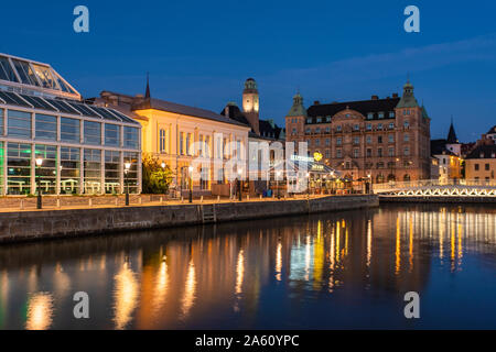 Edifici illuminati da canal di notte a Malmo, Svezia Foto Stock