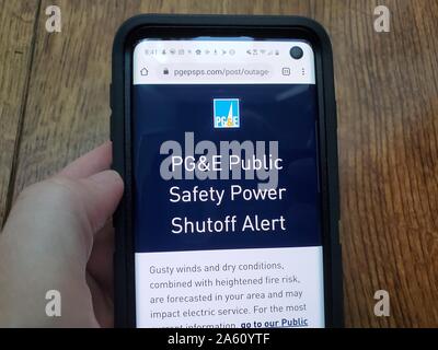 Primo piano della visualizzazione di avvisi di telefoni cellulari da utility Pacific gas and Electric (PGE) avviso di un arresto di emergenza della rete pubblica di sicurezza, o di un'interruzione di corrente pianificata per ridurre il rischio di incendio, che lascerebbe gran parte della San Francisco Bay Area senza alimentazione elettrica, San Ramon, California, 8 ottobre 2019. () Foto Stock