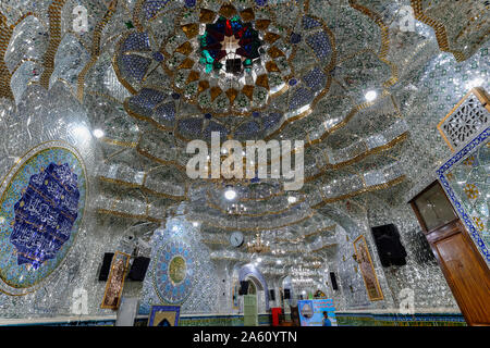 Emamzadeh Zeyd Mausoleo, hall decorata con specchi e Corano Surah, Teheran Repubblica Islamica dell Iran, Medio Oriente Foto Stock