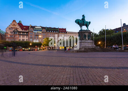 Carlo X Gustavo statua in piazza della città contro il cielo al tramonto in Malmo, Svezia Foto Stock