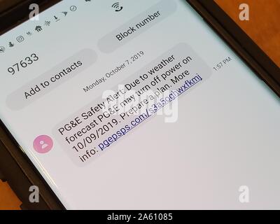 Primo piano della visualizzazione di avvisi di telefoni cellulari da utility Pacific gas and Electric (PGE) avviso di un arresto di emergenza della rete pubblica di sicurezza, o di un'interruzione di corrente pianificata per ridurre il rischio di incendio, che lascerebbe gran parte della San Francisco Bay Area senza alimentazione elettrica, San Ramon, California, 8 ottobre 2019. () Foto Stock