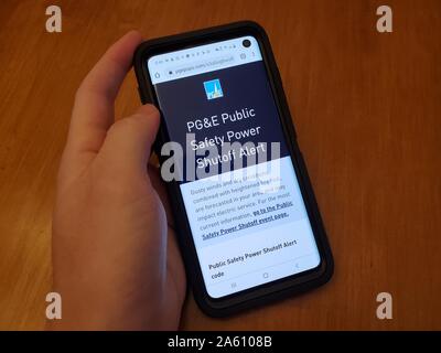 Primo piano della visualizzazione di avvisi di telefoni cellulari da utility Pacific gas and Electric (PGE) avviso di un arresto di emergenza della rete pubblica di sicurezza, o di un'interruzione di corrente pianificata per ridurre il rischio di incendio, che lascerebbe gran parte della San Francisco Bay Area senza alimentazione elettrica, San Ramon, California, 8 ottobre 2019. () Foto Stock