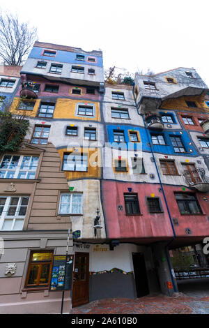 Facciate colorate di appartamenti nell'iconico Hundertwasser Village, Hundertwasserhaus, Vienna, Austria, Europa Foto Stock