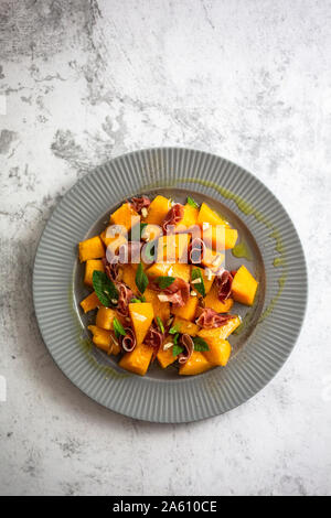 Direttamente sopra il colpo di melone insalata servita nella piastra sulla tabella Foto Stock