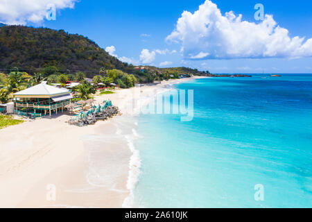Il Beach bar sulla tropicale spiaggia tornitori, Antigua Antigua e Barbuda, Isole Sottovento, West Indies, dei Caraibi e America centrale Foto Stock