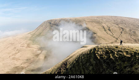 Nel Regno Unito, in Galles, Brecon Beacons, giovane donna escursionismo a Bannau Sir Gaer Ridge Foto Stock