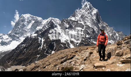 Giovane donna escursioni nel Parco Nazionale di Sagarmatha, Campo Base Everest trek, Nepal Foto Stock