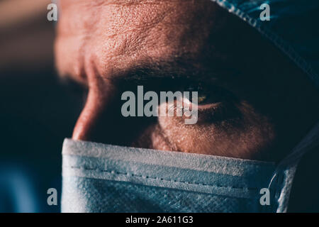 Close-up di un chirurgo focalizzato Foto Stock