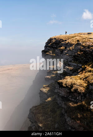 Nel Regno Unito, in Galles, Brecon Beacons, giovane donna escursionismo a Bannau Sir Gaer Ridge Foto Stock