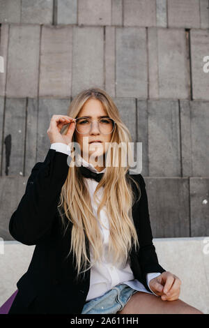 Ritratto di giovane donna bionda che indossa cravatta nera e blazer, Vienna, Austria Foto Stock