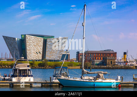 Barche ormeggiate nella parte anteriore del Titanic Belfast, Belfast, Ulster (Irlanda del Nord, Regno Unito, Europa Foto Stock