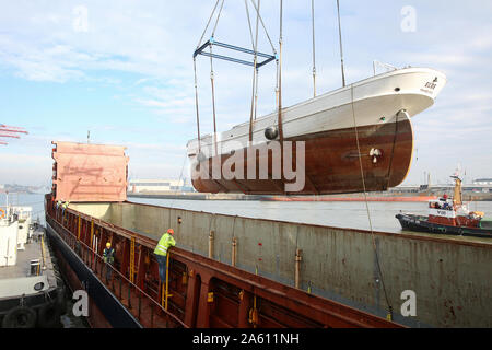 Amburgo, Germania. 23 Ott, 2019. Il pilota goletta "No.5 Elba' viene caricato sul coaster "Rix molla' nel porto di Amburgo. La goletta sarà quindi trasportati al cantiere navale danese 'Hvide Sande cantiere". Il 'n. 5 Elbe" era entrato in collisione con una nave portacontainer sull'Elba su Giugno 8, 2019 con 43 persone a bordo, ma aveva reso ad un molo nel Schwinge bocca dove si affondò e fu recuperato dopo breve tempo. Credito: Bodo segna/dpa/Alamy Live News Foto Stock