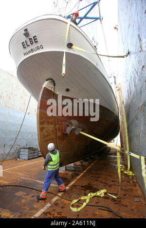 Amburgo, Germania. 23 Ott, 2019. Il pilota goletta "No.5 Elba' è fissato nel porto di Amburgo dopo il caricamento in coaster "Rix primavera". La goletta sarà quindi trasportati al cantiere navale danese 'Hvide Sande cantiere". Il 'n. 5 Elbe" era entrato in collisione con una nave portacontainer sull'Elba su Giugno 8, 2019 con 43 persone a bordo, ma aveva reso ad un molo nel Schwinge bocca dove si affondò e fu recuperato dopo breve tempo. Credito: Bodo segna/dpa/Alamy Live News Foto Stock