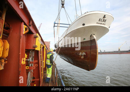 Amburgo, Germania. 23 Ott, 2019. Il pilota goletta "No.5 Elba' viene caricato sul coaster "Rix molla' nel porto di Amburgo. La goletta sarà quindi trasportati al cantiere navale danese 'Hvide Sande cantiere". Il 'n. 5 Elbe" era entrato in collisione con una nave portacontainer sull'Elba su Giugno 8, 2019 con 43 persone a bordo, ma aveva reso ad un molo nel Schwinge bocca dove si affondò e fu recuperato dopo breve tempo. Credito: Bodo segna/dpa/Alamy Live News Foto Stock