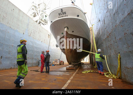 Amburgo, Germania. 23 Ott, 2019. Il pilota goletta "No.5 Elba' è fissato nel porto di Amburgo dopo il caricamento in coaster "Rix primavera". La goletta sarà quindi trasportati al cantiere navale danese 'Hvide Sande cantiere". Il 'n. 5 Elbe" era entrato in collisione con una nave portacontainer sull'Elba su Giugno 8, 2019 con 43 persone a bordo, ma aveva reso ad un molo nel Schwinge bocca dove si affondò e fu recuperato dopo breve tempo. Credito: Bodo segna/dpa/Alamy Live News Foto Stock