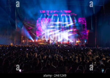 Sagome di concerto la folla di fronte luminose luci da palco Foto Stock