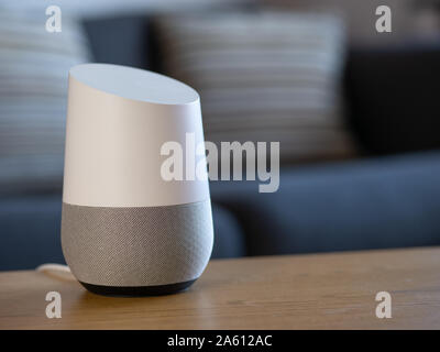 Smart home Voice Activated altoparlante nel soggiorno ambiente Foto Stock