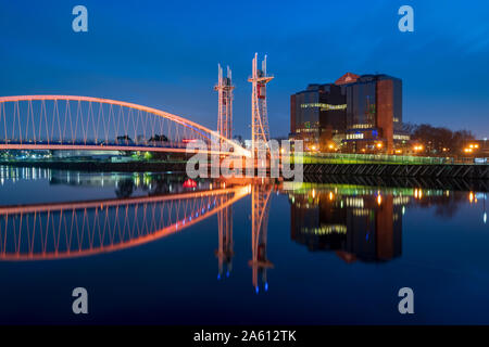 La passerella si riflette nel fiume Irwell di notte, Salford Quays, Manchester, Inghilterra, Regno Unito, Europa Foto Stock