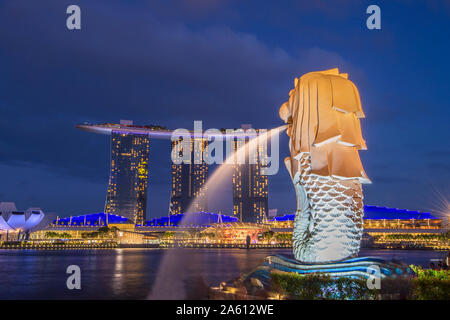 La statua Merlion e Marina Bay Sands Hotel di notte, Singapore, Sud-est asiatico, in Asia Foto Stock