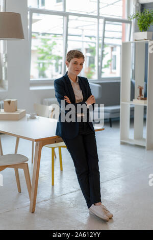 Ritratto di fiducioso imprenditrice in office Foto Stock