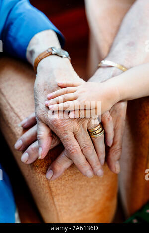 Coppia di anziani e baby la mano, generazioni insieme Foto Stock