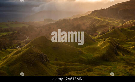 Alba sopra la scarpata Llangattock nel Parco Nazionale di Brecon Beacons, Powys, Wales, Regno Unito, Europa Foto Stock