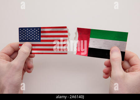 Stati Uniti d'America e negli EMIRATI ARABI UNITI bandiere di carta lacerata. rapporto politico concetto Foto Stock