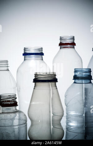 Bottiglie di acqua e sfondo bianco. Foto Stock