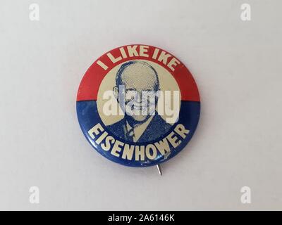 Pulsante o badge rosso, bianco e blu con una testa sorridente di Dwight Eisenhower e il testo "Mi Piace Ike, Eisenhower" pubblicato per una campagna presidenziale di Dwight D Eisenhower, Stati Uniti d'America, 1955. () Foto Stock