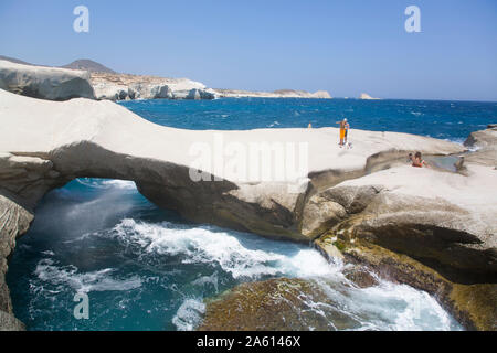Sarakiniko Beach, Isola di Milos, Cicladi, gruppo di isole greche, Grecia, Europa Foto Stock