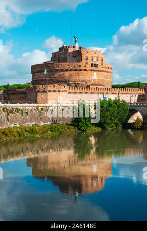 Roma, Italia - 16 ottobre 2019: una vista del fiume Tevere e Castel Sant Angelo o Mausoleo di Adriano a Roma, in Italia, a sinistra Foto Stock