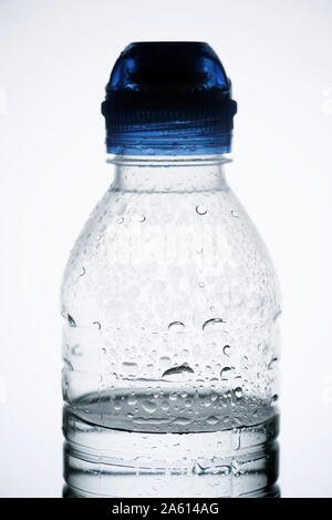 Acqua in bottiglia e sfondo bianco. Foto Stock