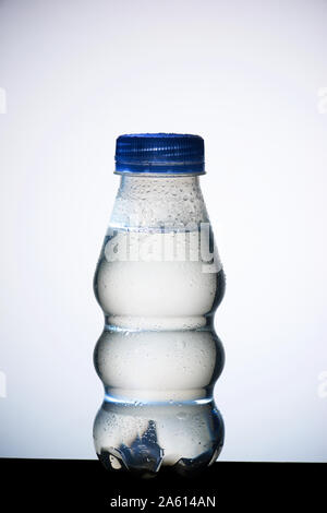 Acqua in bottiglia e sfondo bianco. Foto Stock