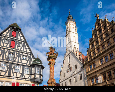 Tipiche case a graticcio, George della molla del pilastro e due Rathaus edifici gotico vecchio e nuovo Rinascimento a Marktplatz (piazza del mercato) in Rothenburg ob Foto Stock