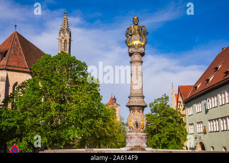 Renaissance Herrnbrunnen montante della molla con il Mermaid statua in cima a Herrngasse street a Rothenburg ob der Tauber, Baviera, uno dei più popolari t Foto Stock