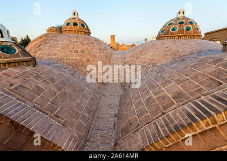 Sultan Amir Ahmad Bathhouse, cupole al tramonto, Kashan, Provincia di Isfahan, Repubblica Islamica di Iran, Medio Oriente Foto Stock