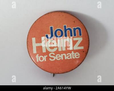 Pulsante o badge rosso, bianco e blu con il testo "John Heinz for Senate" pubblicato per una campagna senatoriale di John Heinz, Pennsylvania, 1975. () Foto Stock