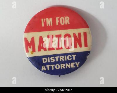 Pulsante o badge rosso, bianco e blu con il testo 'sono Per il procuratore distrettuale di Mazzoni', probabilmente pubblicato per la campagna di Paul Mazzoni, Contea di Lackawanna, Pennsylvania, 1975. () Foto Stock