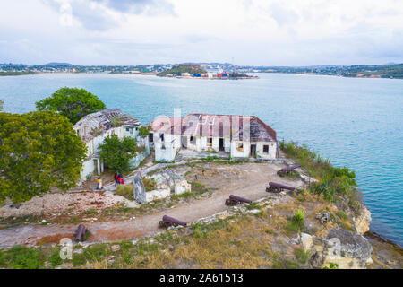 Vista aerea di ruderi di edifici a Fort James, St. John's, Antigua e Barbuda, Isole Sottovento, West Indies, dei Caraibi e America centrale Foto Stock