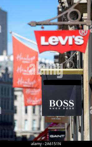 Londra, Inghilterra, Regno Unito. Hugo Boss shop segno in Regent Street Foto Stock