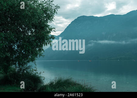 Il freddo pomeriggio estivo presso il lago di Bohinj, Slovenia con molto nuvoloso Foto Stock