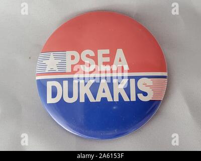 Pulsante o badge rosso, bianco e blu con pin-back, con una stella, strisce e il testo 'PSEA/Dukakis' rilasciato dalla Pennsylvania state Education Association (PSEA) per la campagna presidenziale di Michael Dukakis, Stati Uniti d'America, 1988. () Foto Stock