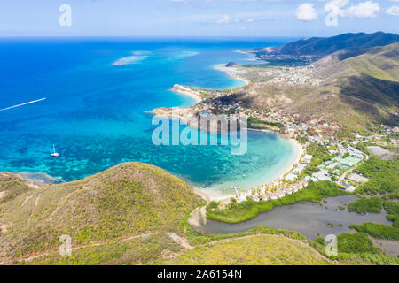 Panoramica aerea da fuco di Carlisle Bay Beach e il Mare dei Caraibi, Antigua Antigua e Barbuda, Isole Sottovento, West Indies, dei Caraibi Foto Stock