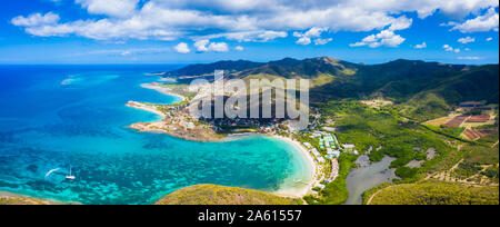 Panoramica aerea da fuco di Carlisle Bay Beach e la vecchia strada Borgo, Antigua Antigua e Barbuda, Isole Sottovento, West Indies, dei Caraibi Foto Stock