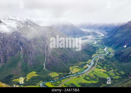 Vista aerea del fiume Rauma e verde valle da Romsdalseggen ridge, Andalsnes, More og Romsdal county, Norvegia, Scandinavia, Europa Foto Stock