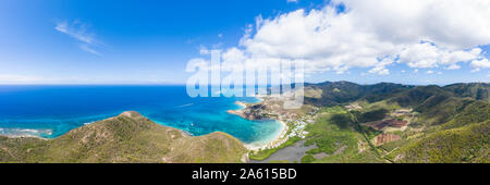 Panoramica aerea da fuco di Carlisle Bay Beach, il vecchio villaggio di strada e Pinefield Plantation, Antigua, Isole Sottovento, West Indies, dei Caraibi Foto Stock